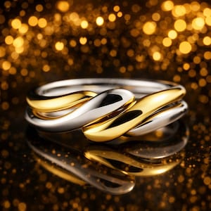 Puede incluir: Un anillo de dos tonos con un acabado pulido. El anillo presenta una banda plateada entrelazada con una banda dorada, creando un diseño fluido y elegante. El anillo se muestra sobre una superficie reflectante, con un fondo dorado borroso.