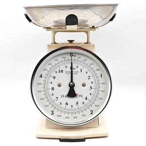 Vintage Hanson Kitchen Scales 5kg Retro Cream Metal Weighing Scales with Bowl