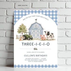 Könnte beinhalten: Eine Einladung zum Geburtstag mit Bauernhof-Motiv und blau-weißem Vichy-Muster. Die Einladung zeigt eine Scheune, einen Traktor und Nutztiere. Der Text enthält "THREE-I-E-I-O" und Details für Cullens Geburtstag.