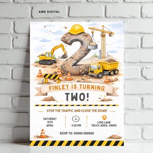 Può includere: Invito di compleanno a tema costruzioni con la scritta "Finley is turning TWO!". Il design presenta un grande numero due in pietra, veicoli da cantiere, coni stradali e un casco giallo. Sono inclusi i dettagli dell'evento.