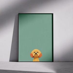 Peut inclure: Une impression d'art murale rectangulaire encadrée présentant un fond vert sauge uni avec une illustration centrée de la tête d'un petit caniche au pelage doré et duveteux regardant vers le haut. L'œuvre est dans un cadre noir fin.
