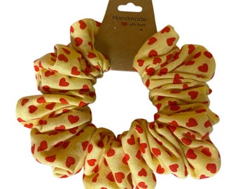 Gumka do włosów Scrunchie Red Heart z żółtym tłem