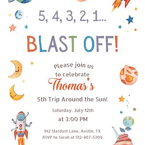 Op de afbeelding: Waterverf uitnodiging met een ruimtethema. De uitnodiging zegt "BLAST OFF!" en bevat planeten, sterren en raketten. Het kondigt een verjaardagsfeest aan voor Thomas' 5e reis rond de zon, op 12 juli.