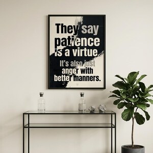 Op de afbeelding: Een rechthoekige wandkunstprint in een zwarte lijst met een zwart-witte abstracte penseelstreekachtergrond. De tekst luidt: They say patience is a virtue. It's also just anger with better manners. Het ontwerp gebruikt dikke zwarte en grijze lettertypes.