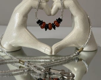 Guia/coleira de 91 cm com strass e contas pretas e laranjas - Laranja é o Novo Preto