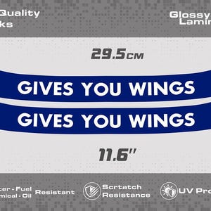 Peut inclure: Deux autocollants en vinyle bleu foncé incurvés avec le texte blanc GIVES YOU WINGS. Les autocollants mesurent 29,5 cm de long et ont une finition laminée brillante. Ils sont résistants aux UV, à l'eau, au carburant, aux produits chimiques et à l'huile.