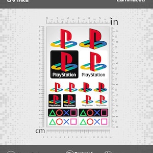 Pode incluir: Uma folha de autocolantes com vários logótipos PlayStation e símbolos de comando em vermelho, amarelo, azul e verde. A folha mede cerca de 15 cm por 24 cm, com tintas UV de alta qualidade e um acabamento brilhante laminado.