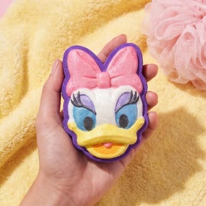 Bomba de baño con forma de pato con lazo / Efervescente hecha a mano, textura detallada, un capricho para el autocuidado.