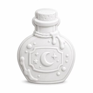 Puede incluir: Una botella de poción de cerámica blanca con tapón de corcho. La botella presenta una etiqueta central con un diseño en relieve de media luna y estrellas. La superficie está decorada con burbujas y un efecto de líquido goteando.