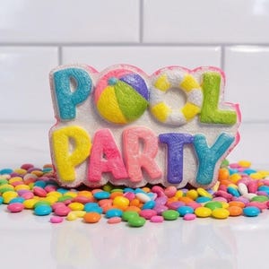 Puede incluir: Un letrero colorido de "POOL PARTY" con un diseño de pelota de playa y salvavidas, rodeado de un montón de caramelos variados. Las letras son de varios colores, incluyendo azul, amarillo, rosa y verde, creando un tema festivo de verano.