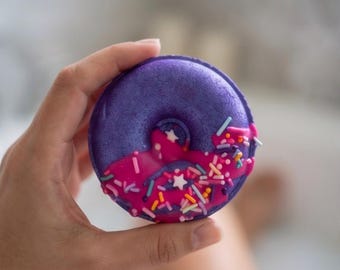 Lila und Pink Donut Badebombe |  Handgefertigtes sprudelndes, detaillierte Textur, zur Selbstpflege