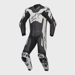Può includere: Tuta da corsa motociclistica nera, bianca e rossa. La tuta presenta una cerniera a tutta lunghezza, spalle, gomiti e ginocchia imbottite e un colletto alto. La tuta presenta il marchio "Alpinestars" e altri loghi.