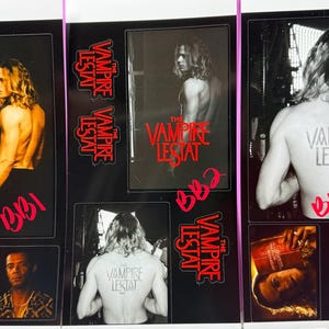 Könnte beinhalten: Ein Aufkleberbogen mit mehreren Bildern und Texten zu The Vampire Lestat. Die Motive zeigen eine Person mit langem Haar, eine Rückenansicht mit dem Text The Vampire Lestat und rote Schriftzüge. Der Bogen ist in die Abschnitte BB1, BB2 und BB3 unterteilt.