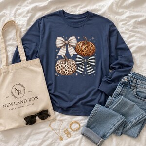 Langarmshirt mit Leopardenmuster und Kürbis-Schleife, Comfort Colors T-Shirt, Herbst-Grafik-Top