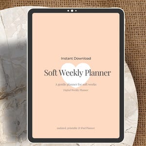 Könnte beinhalten: Ein Tablet zeigt einen digitalen Planer. Der Bildschirm zeigt "Soft Weekly Planner" mit einem Herz. Der Text enthält "Sofortiger Download" und "A gentle planner for soft weeks".