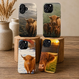 Könnte beinhalten: Vier Smartphone-Hüllen mit Highland-Rinder-Motiven. Die Hülle oben links zeigt ein Rind in einer nebligen Landschaft, oben rechts drei Rinder auf einer Weide, unten links ein Rind im Schnee und unten rechts eine Nahaufnahme eines Rindes.
