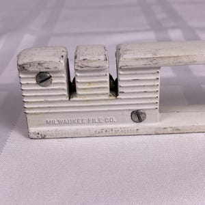 Lil-Sharpy Vintage Metal Knife Sharpener by Milwaukee File Co 1950s Pull Through afbeelding 4