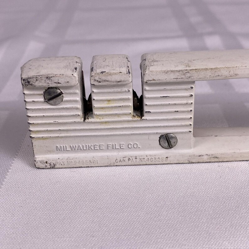 Lil-Sharpy Vintage Metal Knife Sharpener by Milwaukee File Co 1950s Pull Through afbeelding 4