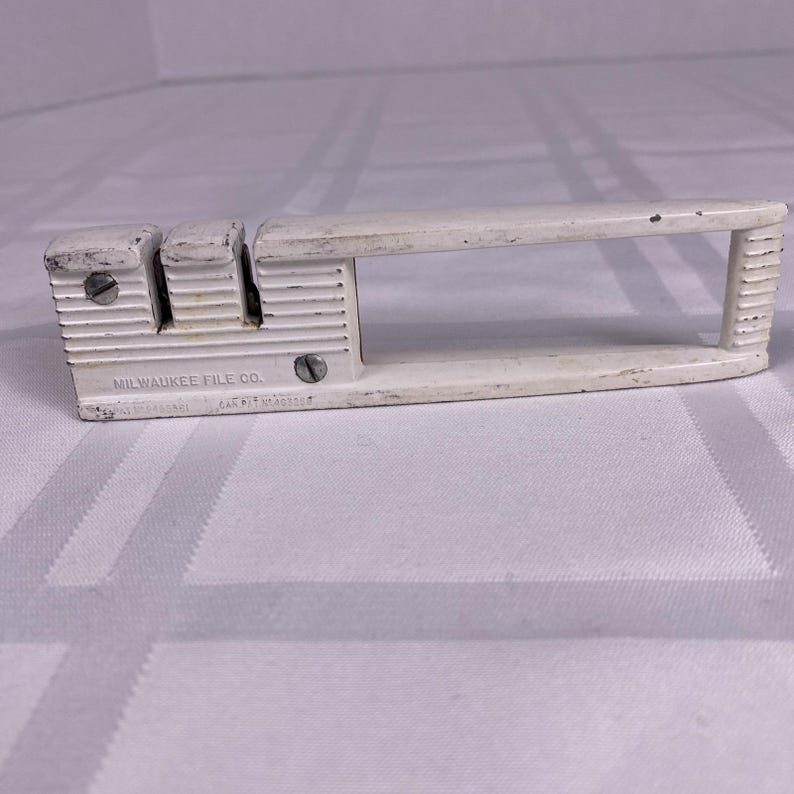 Lil-Sharpy Vintage Metal Knife Sharpener by Milwaukee File Co 1950s Pull Through afbeelding 3