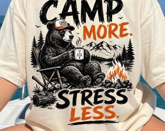 PNG de oso acampando, Sublimación de campamento con más estrés y menos, Diseño vintage de oso acampando, PNG de camiseta de aventura al aire libre, PNG de naturaleza y fogata