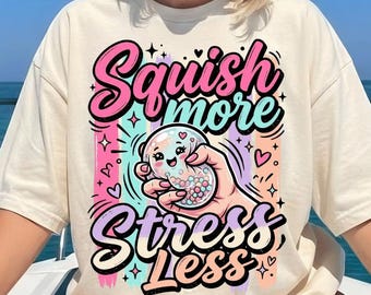 PNG de Squishy Life, Camiseta Kawaii Dumpling Squishy, Gráfico de pelota antiestrés, Tendencia viral infantil de TikTok, Camiseta de rayas retro coloridas, Diseño Squish More
