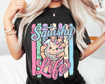 PNG de Squishy Life, Camiseta blanda de dumpling kawaii, Gráfico de pelota antiestrés, Tendencia viral de TikTok para niños, Camiseta de rayas retro coloridas, Diseño divertido y aplastado