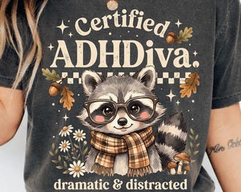 PNG de ADHDiva certificada, imágenes prediseñadas de mapache adorable, diseño de animal divertido y atrevido, descarga digital retro preppy, PNG de sublimación de otoño