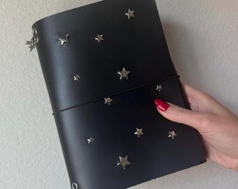 Cuaderno tríptico de cuero negro con tachuelas de estrella, tamaño A5, hecho a mano.