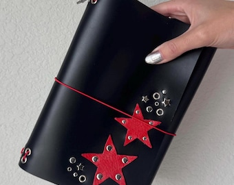 Cuaderno tríptico A5 de cuero rojo con estrella negra, hecho a mano.