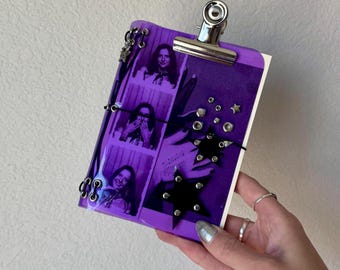 Cuaderno tríptico A6 de vinilo transparente color morado gelatina/negro, hecho a mano.