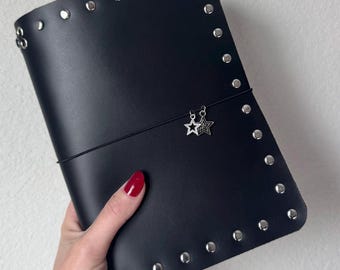 Cuaderno tríptico A5 de cuero negro con tachuelas, hecho a mano.