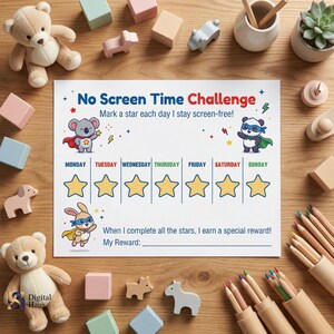 Puede incluir: Un gráfico blanco de "No Screen Time Challenge" con personajes de dibujos animados y estrellas. El gráfico incluye espacios para marcar cada día de la semana. Juguetes de madera y lápices de colores rodean el gráfico.