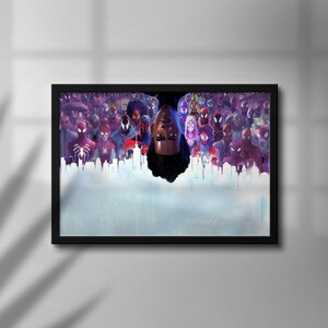 Puede incluir: Obra de arte enmarcada con una vibrante ilustraci&oacute;n de m&uacute;ltiples personajes de Spider-Man. La figura central es una persona con piel oscura y cabello rizado, rodeada de varias versiones de Spider-Man. La obra de arte tiene una combinaci&oacute;n de colores azul y morado.