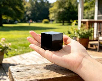 Naturalny obsydianowy sześcian z czarnego kryształu w kwadratowym bloku, dekoracja domu