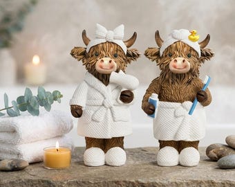 Pode incluir: Duas estatuetas de vacas Highland num ambiente de spa. Uma vaca usa um roupão branco e segura um secador de cabelo, a outra segura uma escova de dentes e pasta de dentes. Ambas as vacas usam faixas brancas e estão enroladas em toalhas brancas. Uma vela acesa e um ramo de eucalipto estão no fundo.