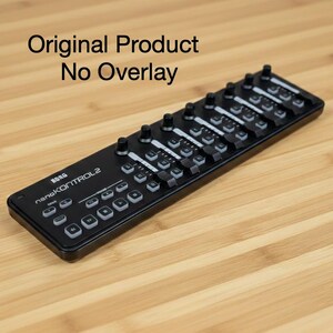 Może przedstawiać: Czarny kontroler MIDI Korg nanoKONTROL2 z licznymi przyciskami, pokrętłami i suwakami. Tekst "Original Product No Overlay" jest widoczny na g&oacute;rze. Kontroler znajduje się na jasnobrązowej drewnianej powierzchni.