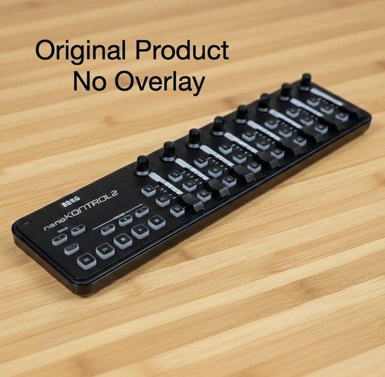 Może przedstawiać: Czarny kontroler MIDI Korg nanoKONTROL2 z licznymi przyciskami, pokrętłami i suwakami. Tekst "Original Product No Overlay" jest widoczny na g&oacute;rze. Kontroler znajduje się na jasnobrązowej drewnianej powierzchni.