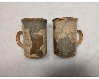 Conjunto de 2 canecas de café em cerâmica artística vintage com estampa floral botânica salpicada em estilo boho.