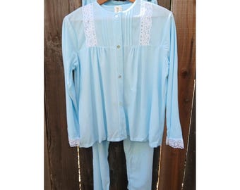Conjunto de pijama vintage NOS Macy's em acetato escovado azul com detalhes em renda e costura decorativa, tamanho G.