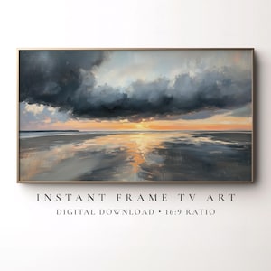 Puede incluir: Una pintura de paisaje enmarcada representa una dramática puesta de sol sobre una playa. Nubes oscuras y tormentosas dominan la parte superior, mientras que la parte inferior refleja los colores del cielo. La obra de arte está etiquetada como "INSTANT FRAME TV ART" y "DIGITAL DOWNLOAD • 16:9 RATIO".