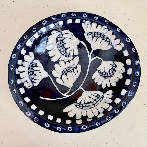 Handgefertigte ovale Schale aus Steingut, rustikales blau-weißes Blumenmuster, Sgraffito-Verzierung