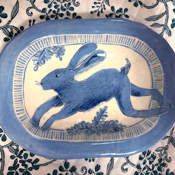 Kleine, rechteckige Schale oder Schüssel, handgefertigt, blau-weißes Kaninchenmotiv, Sgraffito-verziertes Steinzeug
