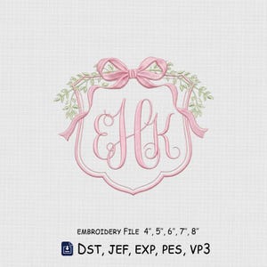 Può includere: Un disegno per ricamo con un monogramma rosa con le lettere EHK all'interno di una cornice rosa a forma di scudo. Un fiocco rosa si trova in alto, affiancato da rami di foglie verdi. Il testo recita: EMBROIDERY File 4", 5", 6", 7", 8" DST, JEF, EXP, PES, VP3.