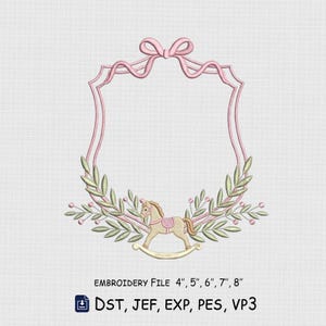 Könnte beinhalten: Ein Stickmuster mit einer rosa Schleife an der Spitze eines schildförmigen Rahmens, verziert mit grünen Blättern und kleinen rosa Beeren. Ein beiges Schaukelpferd befindet sich an der Basis. Text: EMBROIDERY File 4", 5", 6", 7", 8" DST, JEF, EXP, PES, VP3.
