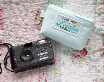 Handgemachte Lucky Stars Kameratasche mit Clip | Bestickte Tasche für kompakte Reisekameras