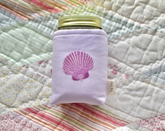 Bestickter Mason Jar Coozie | Lila Muschel Trinkhülle für Eiskaffee, Tee, Smoothies, etc.