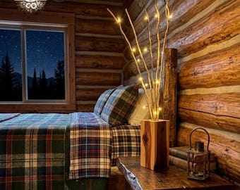 Jarrón rústico de madera hecho a mano con ramas iluminadas - Iluminación de acento estilo cabaña