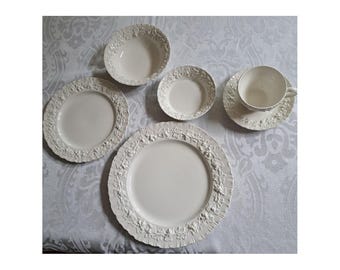 Servizio da tavola Wedgwood Embossed Queens Ware Cream on Cream da 6 pezzi Barlaston