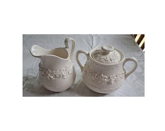 Zuccheriera e lattiera Wedgwood Queens Ware color crema con decorazione a tralci di vite in rilievo.