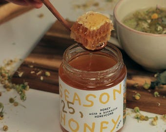 Miel cruda de flores silvestres con panal – Miel de Letonia sin filtrar, analizada en laboratorio.